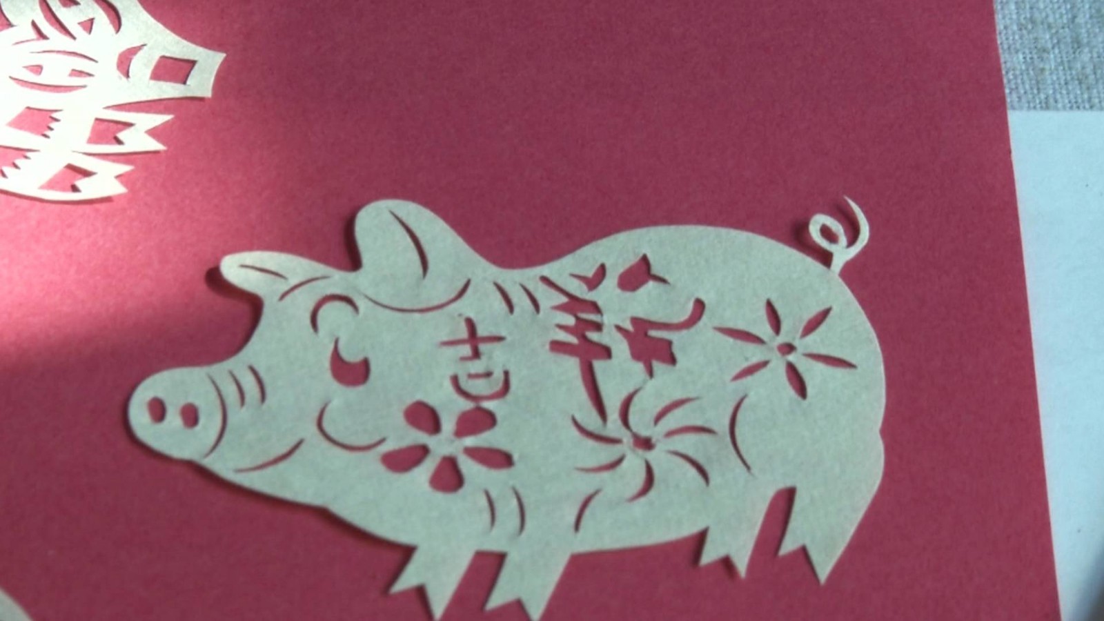 福猪贺岁(1):扬州剪纸"百态小猪"送福到
