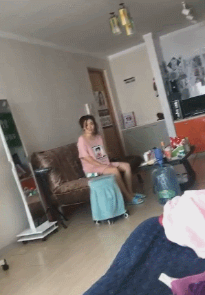 搞笑动图:兄得自求多福吧,我们也救不了你了!