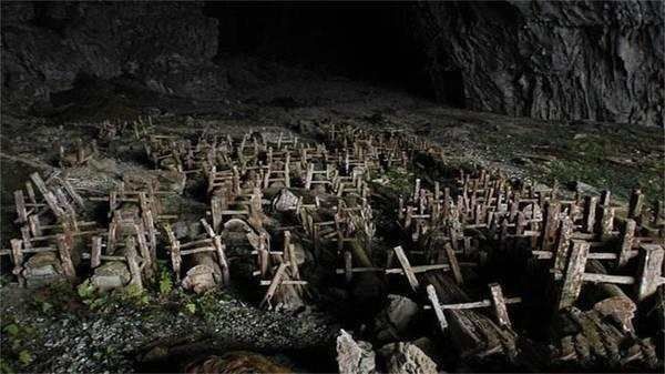 贵州有个诡异山洞, 里面停放400具棺材, 棺材头部全都
