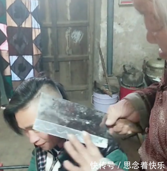 年轻人小时候都是奶奶给他剪头发.