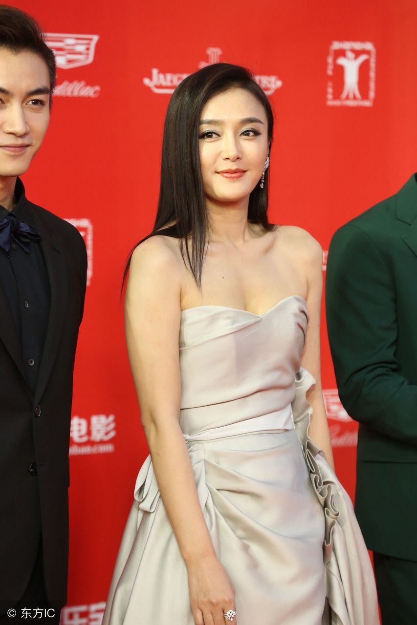 秦岚早前参加上海国际电影节闭幕红毯,一身白色晚礼服