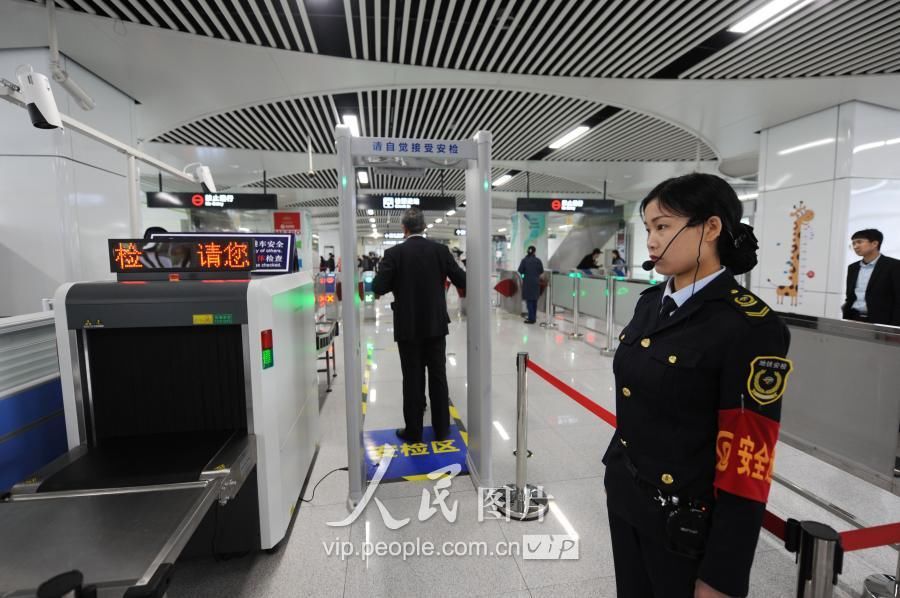 10.2018年4月23日,安检员在青岛地铁11号线北宅站进行安全检查.