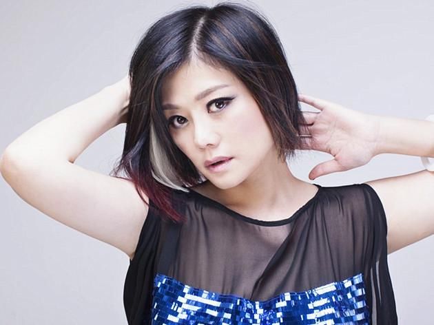 《向北方》获得中国十大金曲金奖,让何静迅速走红,95年演唱《喜欢你》