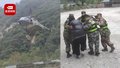 甘孜灾区一孕妇临产 救援人员用直升机紧急将其送医