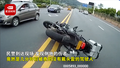 死里逃生！摩托车司机因未戴头盔被交警拦停，捡回一条命