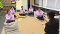 入户探访 “阿姨”陪伴高龄老人过春节