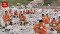 泸定地震受灾村民自发步行给救援人员送饭