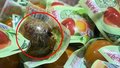 顾客发视频称架子上卤蛋破损，里面爬满蛆虫。