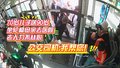 70岁儿子送90岁坐轮椅母亲去医院 老人力不从心 公交司机：我帮您！