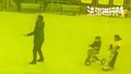 女子在小区广场打羽毛球，和骑车的孩子相撞后手部骨折