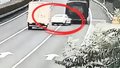 司机高速上侥幸倒车变道被处罚