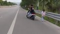 女孩独自回家 路过小伙尾随护送