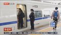 不慎掉入站台缝隙 乘警15秒救出女童