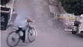 两位大爷遛弯偷自行车，见到警察：这是捡，不是偷！