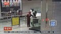 乘客呼吸不畅 工作人员用塑料袋紧急施救