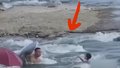 网友用无人机无意拍到 男孩不慎落水 岸边两位男士救起男孩