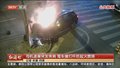 司机凌晨突发疾病 驾车撞灯杆后起火燃烧