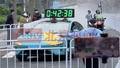 2025北京亦庄人形机器人半马开跑，小米SU7也现身比赛赛道