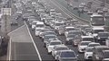 晚高峰交通压力突出 停车避雨请选择安全合法停车位