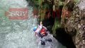 点赞！漂流艇侧翻母子落水 紧急时刻多位游客跳水救人