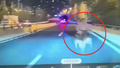 女子高架开车遇大爷骑三轮逆行，猛打方向盘躲避逃过一劫