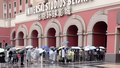 北京环球影城雨中迎客