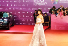 电影《出走的娜拉》主创人员亮相第八届北京国际电影节闭幕式红毯