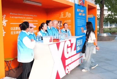 “志愿蓝”助力啤酒节，中外志愿者让市民畅玩无忧