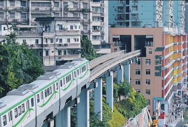 当山与水相遇，便有了重庆。 当世界与中国相遇，便有了通道。