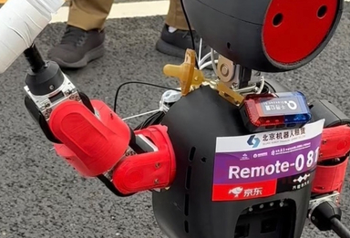 海派兄弟工作人员介绍机器人奶瓶造型