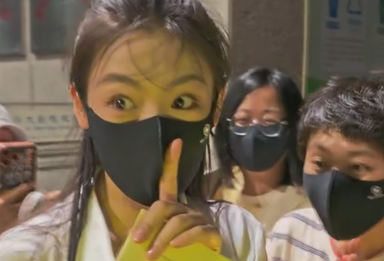 高考前夕陈丽君彩排离场抬手示意安静 粉丝默契配合尽显双向温柔