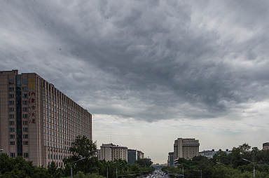 影响我市的雷雨云团已减弱移出，北京市解除雷电黄色预警