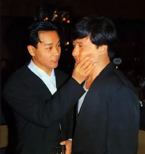 张国荣罕见合照,第一张回首一笑倾城,最后一张