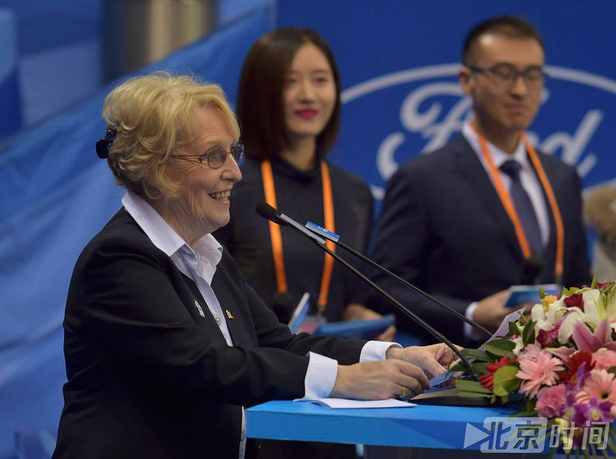 开幕式上,世界冰壶联合会主席凯特·凯斯内斯进行开幕式致辞。凯特在致辞中表示,很高兴能够在2014年康比特世界男子冰壶锦标赛圆满结束后返回北京,她相信这会是一届精彩激烈的世锦赛。