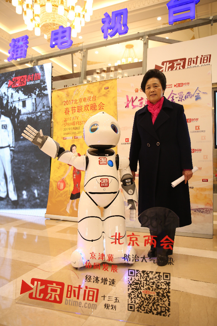 北京市第十四届人民代表大会第五次会议召开，机器人优友作为北京时间特邀记者来到会场，与代表聊天互动、亲密合影，开心时还跳起了炫酷的舞蹈，为大家带来了欢声笑语，收获了众多粉丝。