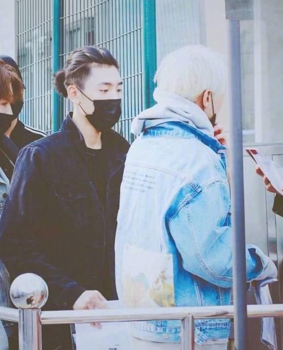 偶像练习生选手办签证,Justin居然拿着自己的百