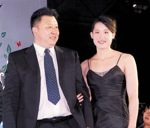 曾打破世界纪录的美女冠军现状,嫁给大23岁教