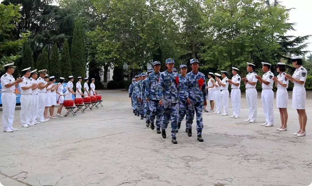 甭管你从哪里来，讲着什么口音，抑或是头发留了几年，什么style，最终都变成一个样——军人的样！