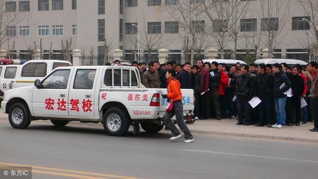 科目二考了5次都没通过,需要重考科目一并且向