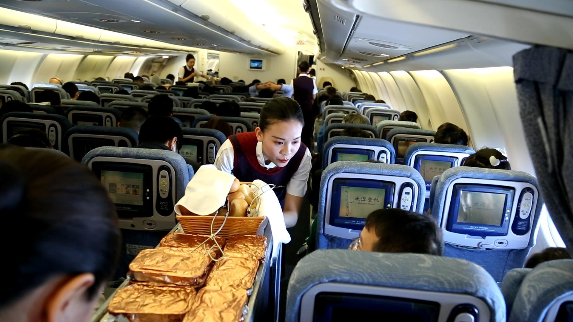 从曾经的留守儿童到如今的空姐 她的这个春运不一样