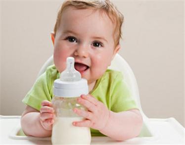 宝宝一岁左右的时候应该怎么合理安排一日三餐