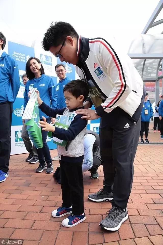 霍启刚一家跑马拉松曝九月大女儿会叫爸 儿子