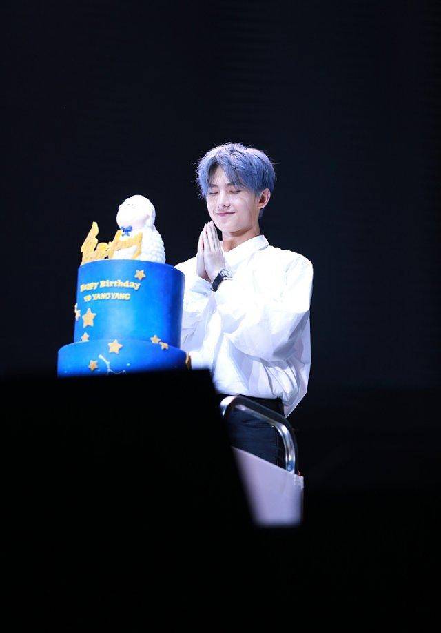 杨洋生日会感恩粉丝暖心催泪 劲歌热舞引爆全场