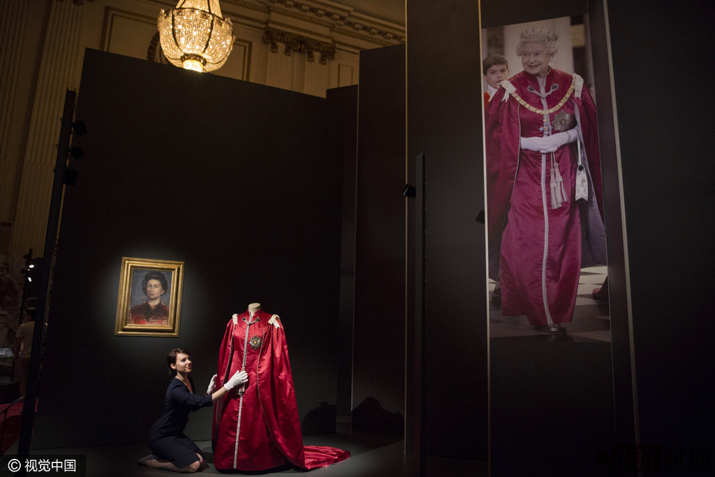 英国女王衣橱曝光 150套服饰回顾其90载人生
