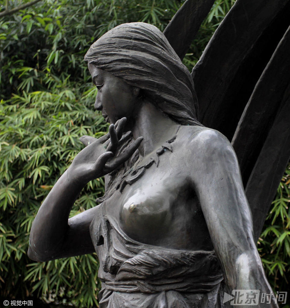 大禹妻子雕塑遭“袭胸” 胸部被摸得发亮 大禹妻子雕塑遭“袭胸” 胸部被摸得发亮