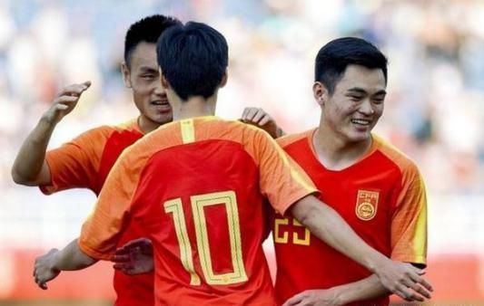 希丁克观战U21国足,荷兰人脸色凝重思考未来