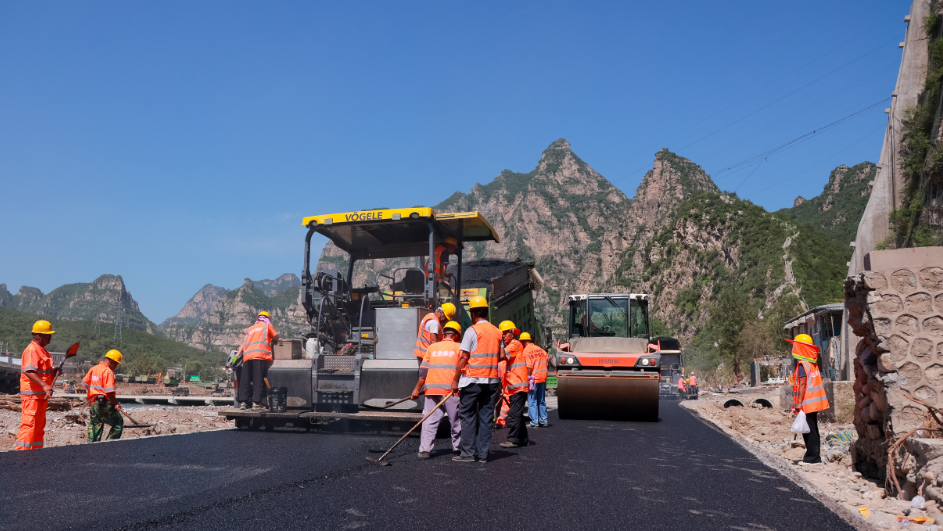 房山区涞宝路重要路段完成路面铺油