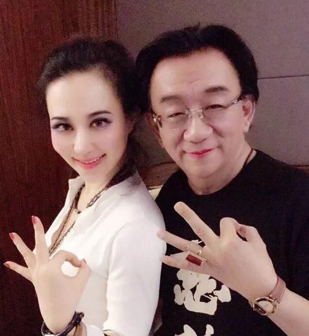 郭德纲秦岚跨界合作说相声,不过买包的梗亮了