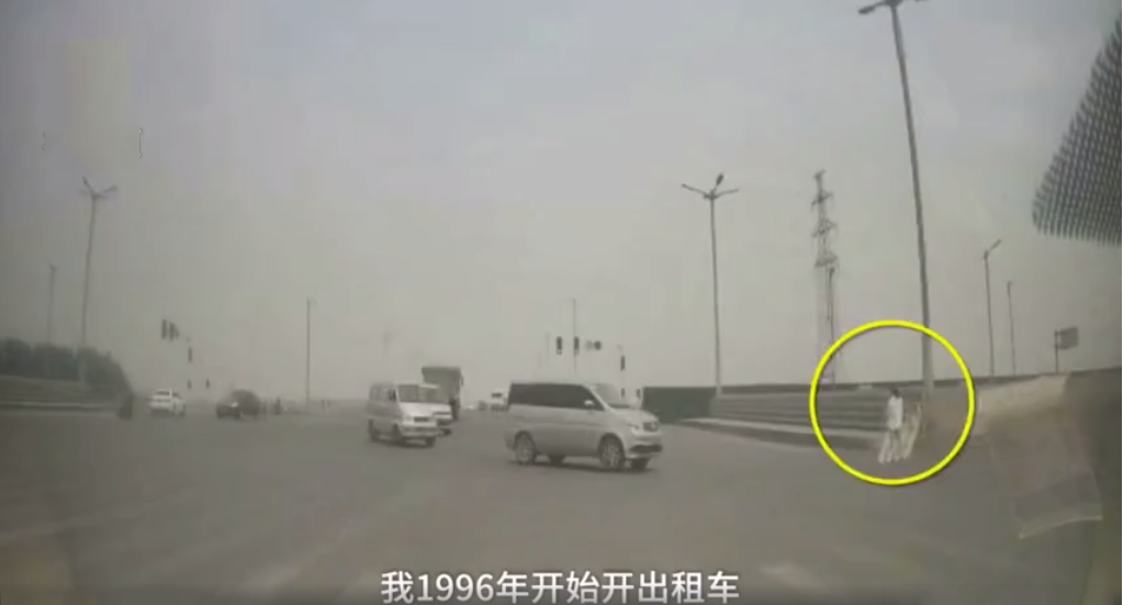 5元车费扔下70元 的哥生死瞬间挽救女孩!