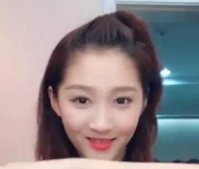 关晓彤家中比划手指舞,国民闺女天天卖萌鹿晗